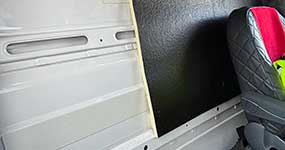 Tepelná a akustická izolace dělící stěny v dodávce: Zvyšte komfort řidiče s materiálem Black Ton PU